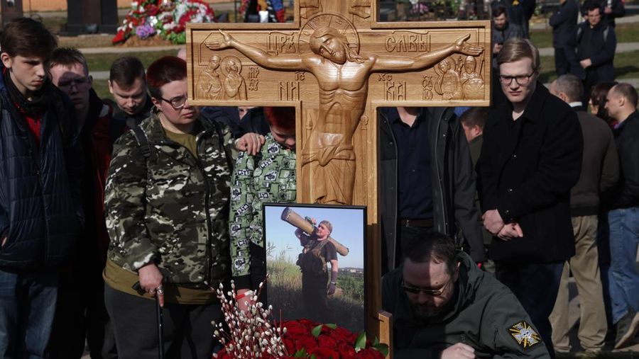 Para karyawan mengubur peti mati berisi jenazah blogger militer Vladlen Tatarsky (nama asli Maxim Fomin) selama pemakaman di Moskow pada 8 April 2023. - Ratusan pendukung hadir pada 8 April 2023, untuk pemakaman seorang petinggi Rusia blogger militer tewas dalam serangan bom. (ALEXANDER NEMENOV/AFP via Getty Images)