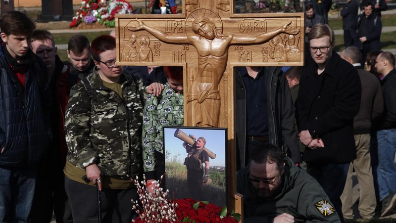 Para karyawan mengubur peti mati berisi jenazah blogger militer Vladlen Tatarsky (nama asli Maxim Fomin) selama pemakaman di Moskow pada 8 April 2023. - Ratusan pendukung hadir pada 8 April 2023, untuk pemakaman seorang petinggi Rusia blogger militer tewas dalam serangan bom. (ALEXANDER NEMENOV/AFP via Getty Images)