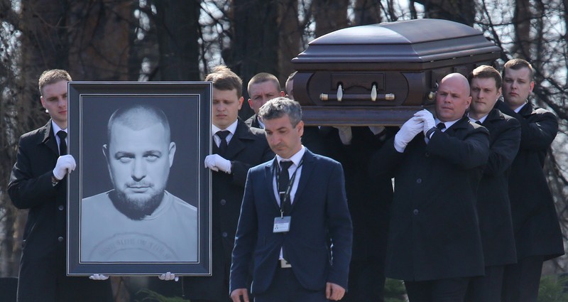 Para karyawan mengubur peti mati berisi jenazah blogger militer Vladlen Tatarsky (nama asli Maxim Fomin) selama pemakaman di Moskow pada 8 April 2023. - Ratusan pendukung hadir pada 8 April 2023, untuk pemakaman seorang petinggi Rusia blogger militer tewas dalam serangan bom. (ALEXANDER NEMENOV/AFP via Getty Images)