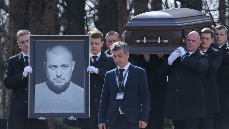 Para karyawan mengubur peti mati berisi jenazah blogger militer Vladlen Tatarsky (nama asli Maxim Fomin) selama pemakaman di Moskow pada 8 April 2023. - Ratusan pendukung hadir pada 8 April 2023, untuk pemakaman seorang petinggi Rusia blogger militer tewas dalam serangan bom. (ALEXANDER NEMENOV/AFP via Getty Images)