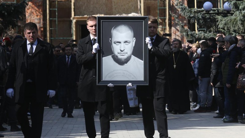Para karyawan mengubur peti mati berisi jenazah blogger militer Vladlen Tatarsky (nama asli Maxim Fomin) selama pemakaman di Moskow pada 8 April 2023. - Ratusan pendukung hadir pada 8 April 2023, untuk pemakaman seorang petinggi Rusia blogger militer tewas dalam serangan bom. (ALEXANDER NEMENOV/AFP via Getty Images)
