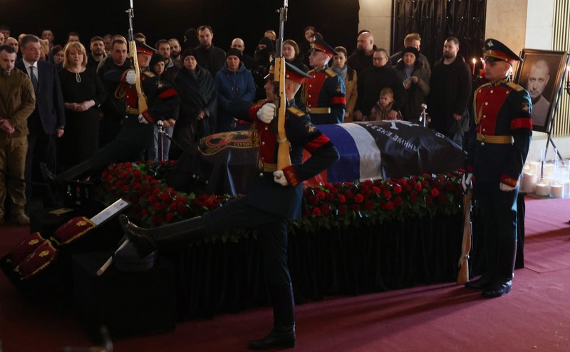 Para karyawan mengubur peti mati berisi jenazah blogger militer Vladlen Tatarsky (nama asli Maxim Fomin) selama pemakaman di Moskow pada 8 April 2023. - Ratusan pendukung hadir pada 8 April 2023, untuk pemakaman seorang petinggi Rusia blogger militer tewas dalam serangan bom. (ALEXANDER NEMENOV/AFP via Getty Images)
