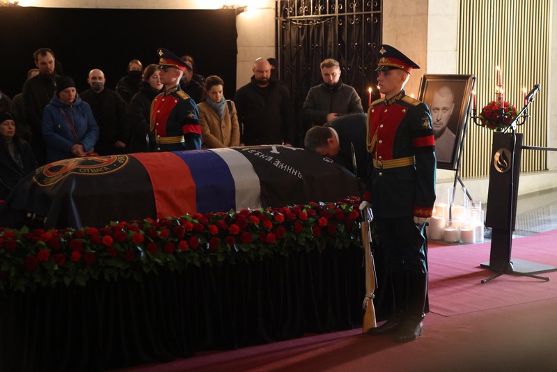 Para karyawan mengubur peti mati berisi jenazah blogger militer Vladlen Tatarsky (nama asli Maxim Fomin) selama pemakaman di Moskow pada 8 April 2023. - Ratusan pendukung hadir pada 8 April 2023, untuk pemakaman seorang petinggi Rusia blogger militer tewas dalam serangan bom. (ALEXANDER NEMENOV/AFP via Getty Images)