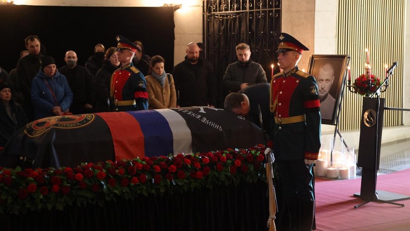 Para karyawan mengubur peti mati berisi jenazah blogger militer Vladlen Tatarsky (nama asli Maxim Fomin) selama pemakaman di Moskow pada 8 April 2023. - Ratusan pendukung hadir pada 8 April 2023, untuk pemakaman seorang petinggi Rusia blogger militer tewas dalam serangan bom. (ALEXANDER NEMENOV/AFP via Getty Images)