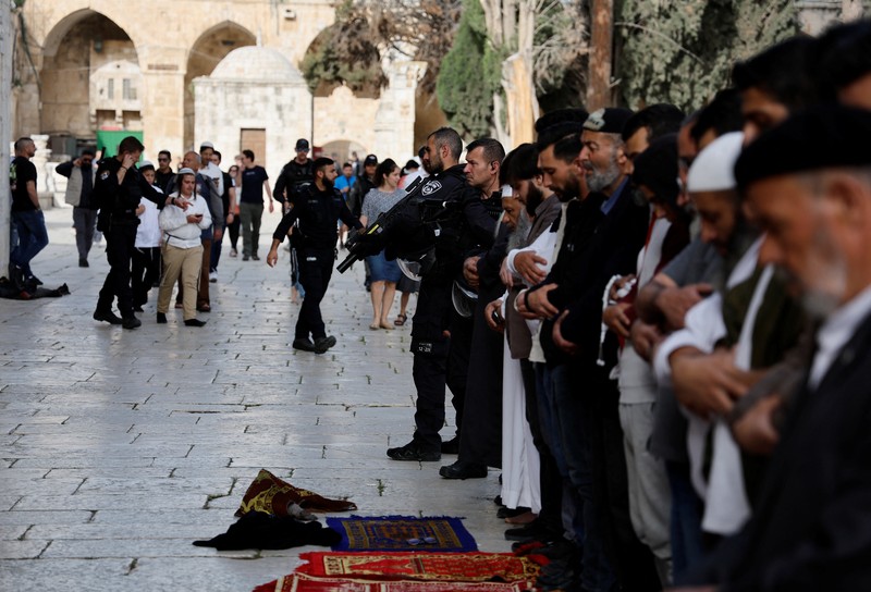 Pengunjung Yahudi berjalan melewati orang-orang yang membaca Alquran, di kompleks Masjid Al-Aqsa, yang dikenal umat Islam sebagai Tempat Suci Mulia dan bagi orang Yahudi sebagai Temple Mount, sementara ketegangan muncul selama bentrokan di Kota Tua Yerusalem, 9 April 2023. Pengunjung Yahudi berjalan melewati orang-orang yang membaca Alquran, di kompleks Masjid Al-Aqsa, yang dikenal umat Islam sebagai Tempat Suci Mulia dan bagi orang Yahudi sebagai Temple Mount, sementara ketegangan muncul selama bentrokan di Kota Tua Yerusalem, 9 April 2023. (REUTERS/Ammar Awad)
