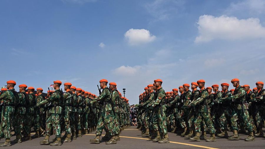 Prajurit TNI Angkatan Udara mengikuti pawai memperingati HUT ke-77 TNI AU di Bandara Halim Perdanakusuma, Jakarta pada 9 April 2023. (ADEK BERRY/AFP via Getty Images)