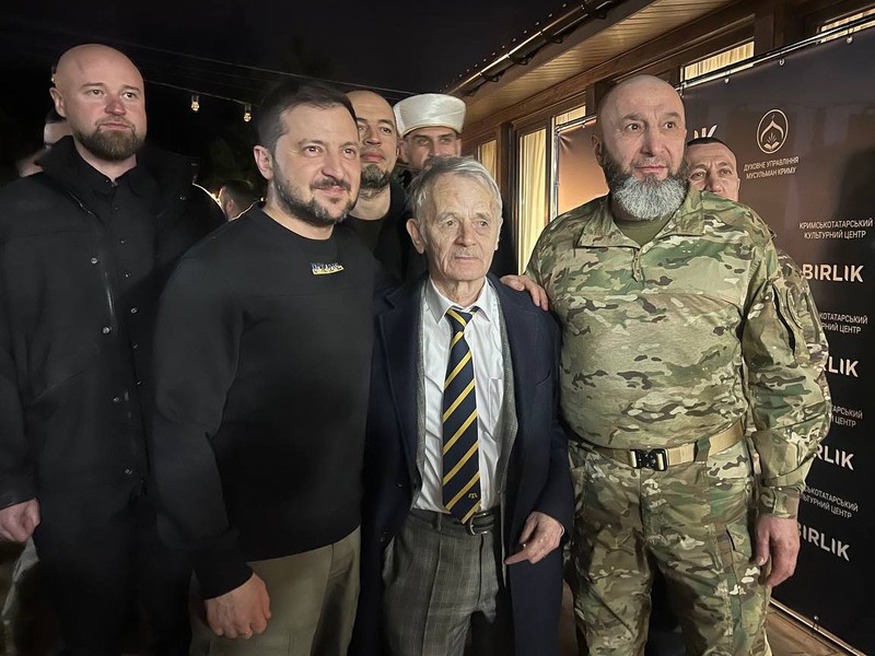 Presiden Ukraina Volodymyr Zelenskyy menghadiri makan malam buka puasa bersama tentara Muslim Ukraina dan perwakilan komunitas Tatar Krimea di Pusat Muslim Krimea di Kyiv, Ukraina 07 April 2023. Presiden Ukraina Volodymyr Zelenskyy menghadiri makan malam buka puasa bersama tentara Muslim Ukraina dan perwakilan komunitas Tatar Krimea di Pusat Muslim Krimea di Kyiv, Ukraina 07 April 2023. (Ukrainian Presidency / Handout/Anadolu Agency via Getty Images)