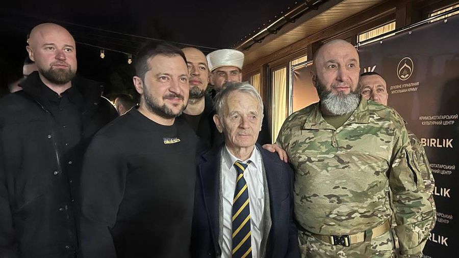 Presiden Ukraina Volodymyr Zelenskyy menghadiri makan malam buka puasa bersama tentara Muslim Ukraina dan perwakilan komunitas Tatar Krimea di Pusat Muslim Krimea di Kyiv, Ukraina 07 April 2023. (Ukrainian Presidency / Handout/Anadolu Agency via Getty Images)
