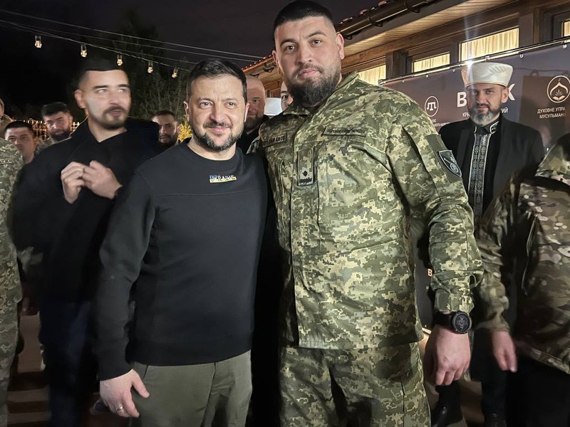 Presiden Ukraina Volodymyr Zelenskyy menghadiri makan malam buka puasa bersama tentara Muslim Ukraina dan perwakilan komunitas Tatar Krimea di Pusat Muslim Krimea di Kyiv, Ukraina 07 April 2023. Presiden Ukraina Volodymyr Zelenskyy menghadiri makan malam buka puasa bersama tentara Muslim Ukraina dan perwakilan komunitas Tatar Krimea di Pusat Muslim Krimea di Kyiv, Ukraina 07 April 2023. (Ukrainian Presidency / Handout/Anadolu Agency via Getty Images)