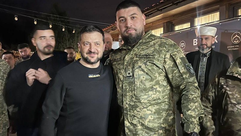 Presiden Ukraina Volodymyr Zelenskyy menghadiri makan malam buka puasa bersama tentara Muslim Ukraina dan perwakilan komunitas Tatar Krimea di Pusat Muslim Krimea di Kyiv, Ukraina 07 April 2023. (Ukrainian Presidency / Handout/Anadolu Agency via Getty Images)