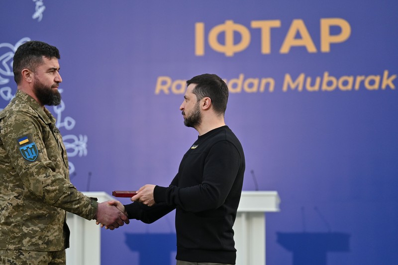 Presiden Ukraina Volodymyr Zelenskyy menghadiri makan malam buka puasa bersama tentara Muslim Ukraina dan perwakilan komunitas Tatar Krimea di Pusat Muslim Krimea di Kyiv, Ukraina 07 April 2023. (Ukrainian Presidency / Handout/Anadolu Agency via Getty Images)