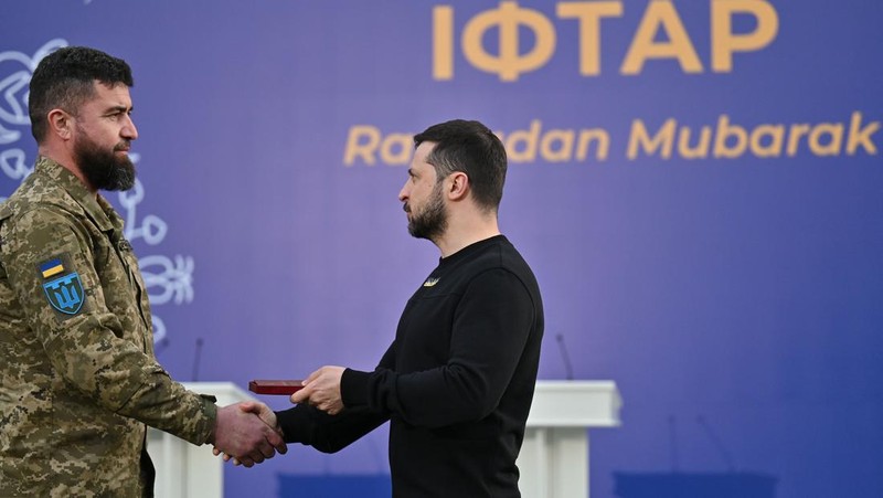 Presiden Ukraina Volodymyr Zelenskyy menghadiri makan malam buka puasa bersama tentara Muslim Ukraina dan perwakilan komunitas Tatar Krimea di Pusat Muslim Krimea di Kyiv, Ukraina 07 April 2023. (Ukrainian Presidency / Handout/Anadolu Agency via Getty Images)