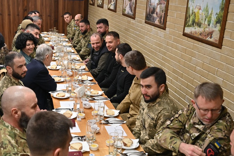 Presiden Ukraina Volodymyr Zelenskyy menghadiri makan malam buka puasa bersama tentara Muslim Ukraina dan perwakilan komunitas Tatar Krimea di Pusat Muslim Krimea di Kyiv, Ukraina 07 April 2023. Presiden Ukraina Volodymyr Zelenskyy menghadiri makan malam buka puasa bersama tentara Muslim Ukraina dan perwakilan komunitas Tatar Krimea di Pusat Muslim Krimea di Kyiv, Ukraina 07 April 2023. (Ukrainian Presidency / Handout/Anadolu Agency via Getty Images)