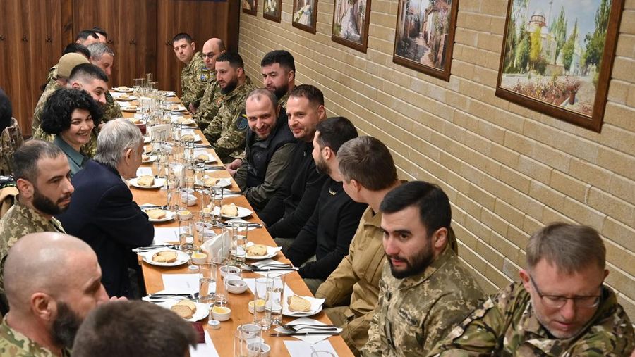 Presiden Ukraina Volodymyr Zelenskyy menghadiri makan malam buka puasa bersama tentara Muslim Ukraina dan perwakilan komunitas Tatar Krimea di Pusat Muslim Krimea di Kyiv, Ukraina 07 April 2023. (Ukrainian Presidency / Handout/Anadolu Agency via Getty Images)