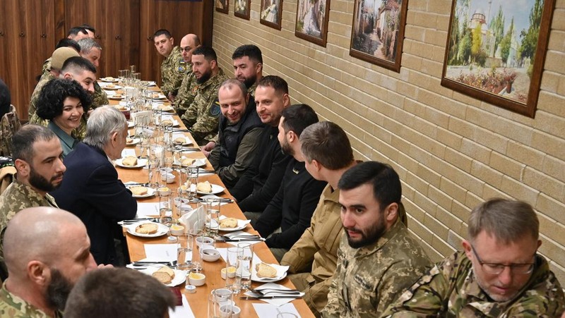 Presiden Ukraina Volodymyr Zelenskyy menghadiri makan malam buka puasa bersama tentara Muslim Ukraina dan perwakilan komunitas Tatar Krimea di Pusat Muslim Krimea di Kyiv, Ukraina 07 April 2023. (Ukrainian Presidency / Handout/Anadolu Agency via Getty Images)
