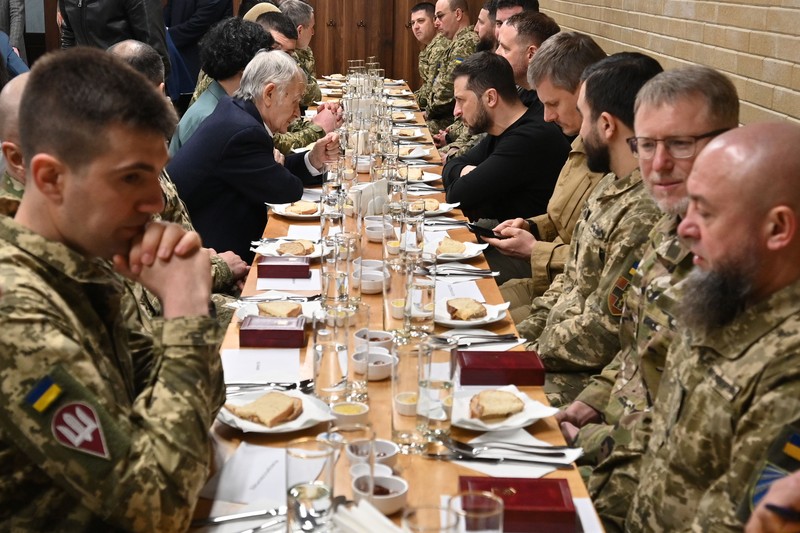 Presiden Ukraina Volodymyr Zelenskyy menghadiri makan malam buka puasa bersama tentara Muslim Ukraina dan perwakilan komunitas Tatar Krimea di Pusat Muslim Krimea di Kyiv, Ukraina 07 April 2023. Presiden Ukraina Volodymyr Zelenskyy menghadiri makan malam buka puasa bersama tentara Muslim Ukraina dan perwakilan komunitas Tatar Krimea di Pusat Muslim Krimea di Kyiv, Ukraina 07 April 2023. (Ukrainian Presidency / Handout/Anadolu Agency via Getty Images)