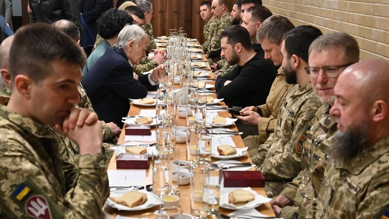 Presiden Ukraina Volodymyr Zelenskyy menghadiri makan malam buka puasa bersama tentara Muslim Ukraina dan perwakilan komunitas Tatar Krimea di Pusat Muslim Krimea di Kyiv, Ukraina 07 April 2023. (Ukrainian Presidency / Handout/Anadolu Agency via Getty Images)
