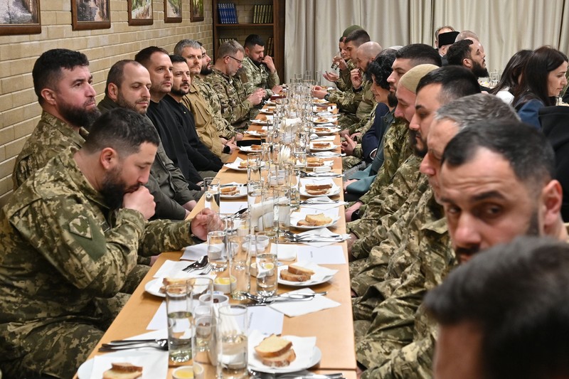 Presiden Ukraina Volodymyr Zelenskyy menghadiri makan malam buka puasa bersama tentara Muslim Ukraina dan perwakilan komunitas Tatar Krimea di Pusat Muslim Krimea di Kyiv, Ukraina 07 April 2023. Presiden Ukraina Volodymyr Zelenskyy menghadiri makan malam buka puasa bersama tentara Muslim Ukraina dan perwakilan komunitas Tatar Krimea di Pusat Muslim Krimea di Kyiv, Ukraina 07 April 2023. (Ukrainian Presidency / Handout/Anadolu Agency via Getty Images)