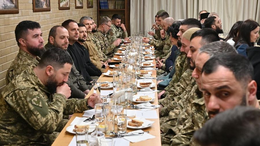 Presiden Ukraina Volodymyr Zelenskyy menghadiri makan malam buka puasa bersama tentara Muslim Ukraina dan perwakilan komunitas Tatar Krimea di Pusat Muslim Krimea di Kyiv, Ukraina 07 April 2023. (Ukrainian Presidency / Handout/Anadolu Agency via Getty Images)