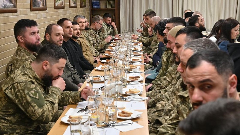 Presiden Ukraina Volodymyr Zelenskyy menghadiri makan malam buka puasa bersama tentara Muslim Ukraina dan perwakilan komunitas Tatar Krimea di Pusat Muslim Krimea di Kyiv, Ukraina 07 April 2023. (Ukrainian Presidency / Handout/Anadolu Agency via Getty Images)