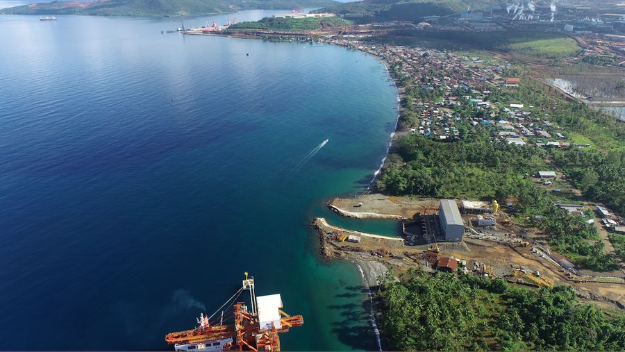Penambangan dan pabrik pemurnian bijih nikel di Pulau Obi, Maluku Utara oleh Harita Group.