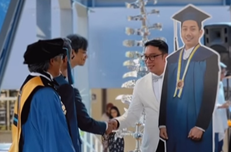 Ridwan Kamil menghadiri Wisuda Almarhum Eril dan mewakili prosesi Wisuda di Institut Teknologi Bandung pada Sabtu (8/4/2023). Ridwan Kamil menghadiri Wisuda Almarhum Eril dan mewakili prosesi Wisuda di Institut Teknologi Bandung pada Sabtu (8/4/2023). (Tangkapan Layar Instagram @ridwankamil)