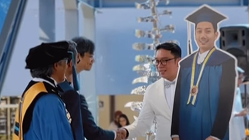 Ridwan Kamil menghadiri Wisuda Almarhum Eril dan mewakili prosesi Wisuda di Institut Teknologi Bandung pada Sabtu (8/4/2023). (Tangkapan Layar Instagram @ridwankamil)