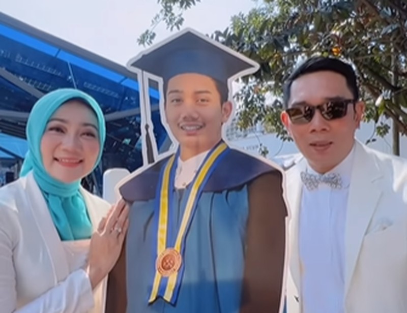 Ridwan Kamil menghadiri Wisuda Almarhum Eril dan mewakili prosesi Wisuda di Institut Teknologi Bandung pada Sabtu (8/4/2023). Ridwan Kamil menghadiri Wisuda Almarhum Eril dan mewakili prosesi Wisuda di Institut Teknologi Bandung pada Sabtu (8/4/2023). (Tangkapan Layar Instagram @ridwankamil)