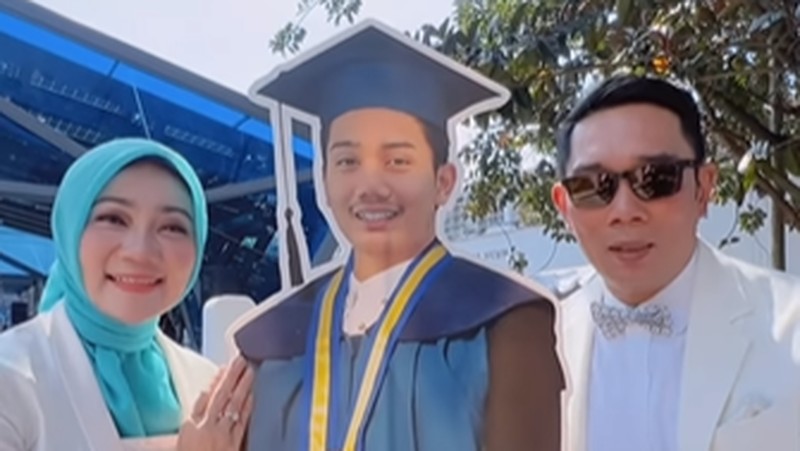 Ridwan Kamil menghadiri Wisuda Almarhum Eril dan mewakili prosesi Wisuda di Institut Teknologi Bandung pada Sabtu (8/4/2023). (Tangkapan Layar Instagram @ridwankamil)