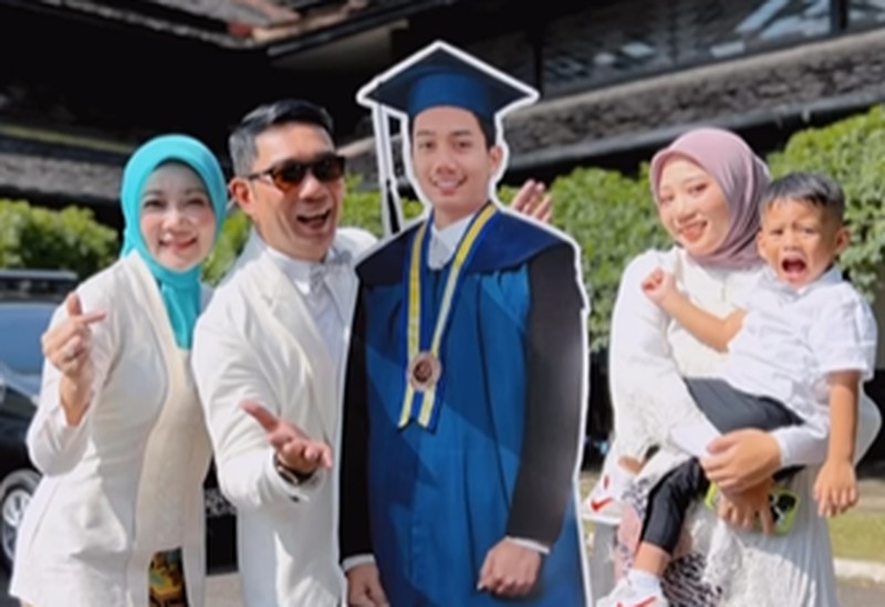 Ridwan Kamil menghadiri Wisuda Almarhum Eril dan mewakili prosesi Wisuda di Institut Teknologi Bandung pada Sabtu (8/4/2023). Ridwan Kamil menghadiri Wisuda Almarhum Eril dan mewakili prosesi Wisuda di Institut Teknologi Bandung pada Sabtu (8/4/2023). (Tangkapan Layar Instagram @ridwankamil)
