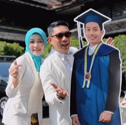 Potret Haru Ridwan Kamil Gantikan Eril Hadiri Wisuda di ITB
