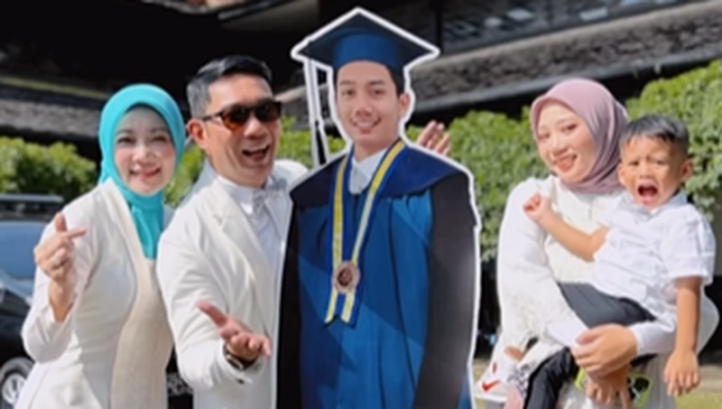 Ridwan Kamil menghadiri Wisuda Almarhum Eril dan mewakili prosesi Wisuda di Institut Teknologi Bandung pada Sabtu (8/4/2023). (Tangkapan Layar Instagram @ridwankamil)