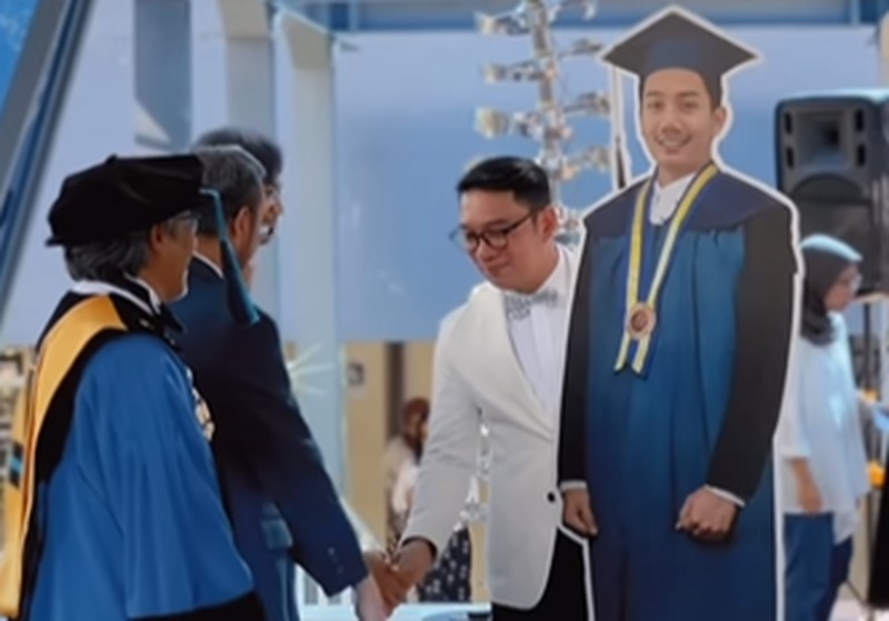 Ridwan Kamil menghadiri Wisuda Almarhum Eril dan mewakili prosesi Wisuda di Institut Teknologi Bandung pada Sabtu (8/4/2023). Ridwan Kamil menghadiri Wisuda Almarhum Eril dan mewakili prosesi Wisuda di Institut Teknologi Bandung pada Sabtu (8/4/2023). (Tangkapan Layar Instagram @ridwankamil)