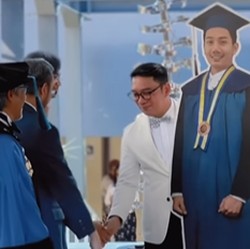 Bikin Haru! Ridwan Kamil Wujudkan Mimpi Eril Wisuda Sarjana