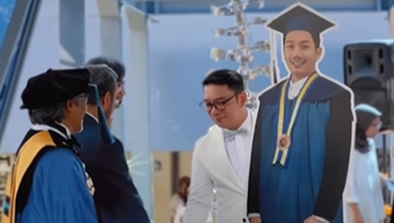 Ridwan Kamil menghadiri Wisuda Almarhum Eril dan mewakili prosesi Wisuda di Institut Teknologi Bandung pada Sabtu (8/4/2023). (Tangkapan Layar Instagram @ridwankamil)