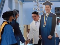 Bikin Haru! Ridwan Kamil Wujudkan Mimpi Eril Wisuda Sarjana