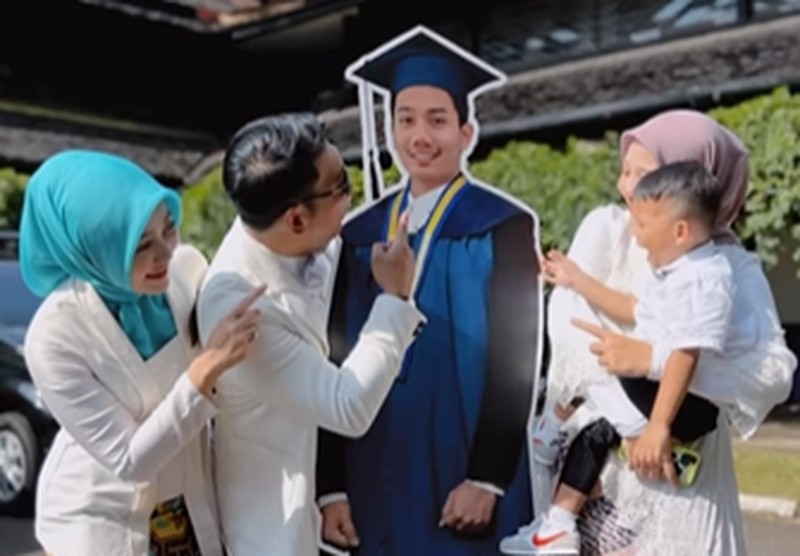 Ridwan Kamil menghadiri Wisuda Almarhum Eril dan mewakili prosesi Wisuda di Institut Teknologi Bandung pada Sabtu (8/4/2023). (Tangkapan Layar Instagram @ridwankamil)