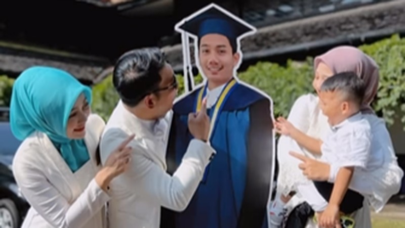Ridwan Kamil menghadiri Wisuda Almarhum Eril dan mewakili prosesi Wisuda di Institut Teknologi Bandung pada Sabtu (8/4/2023). (Tangkapan Layar Instagram @ridwankamil)