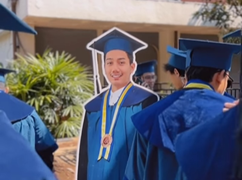 Ridwan Kamil menghadiri Wisuda Almarhum Eril dan mewakili prosesi Wisuda di Institut Teknologi Bandung pada Sabtu (8/4/2023). (Tangkapan Layar Instagram @ridwankamil)
