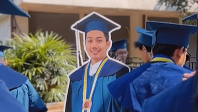 Ridwan Kamil menghadiri Wisuda Almarhum Eril dan mewakili prosesi Wisuda di Institut Teknologi Bandung pada Sabtu (8/4/2023). (Tangkapan Layar Instagram @ridwankamil)
