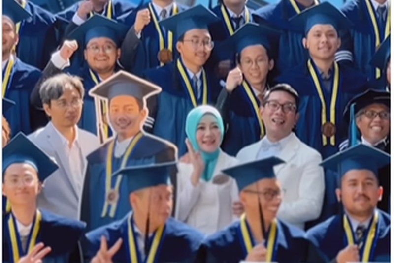 Ridwan Kamil menghadiri Wisuda Almarhum Eril dan mewakili prosesi Wisuda di Institut Teknologi Bandung pada Sabtu (8/4/2023). Ridwan Kamil menghadiri Wisuda Almarhum Eril dan mewakili prosesi Wisuda di Institut Teknologi Bandung pada Sabtu (8/4/2023). (Tangkapan Layar Instagram @ridwankamil)