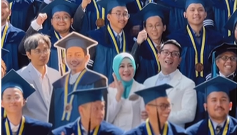 Ridwan Kamil menghadiri Wisuda Almarhum Eril dan mewakili prosesi Wisuda di Institut Teknologi Bandung pada Sabtu (8/4/2023). (Tangkapan Layar Instagram @ridwankamil)