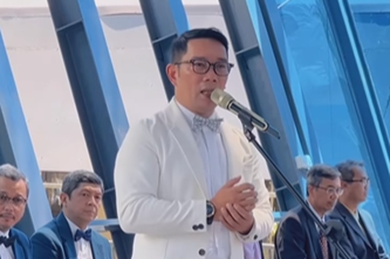 Ridwan Kamil menghadiri Wisuda Almarhum Eril dan mewakili prosesi Wisuda di Institut Teknologi Bandung pada Sabtu (8/4/2023). Ridwan Kamil menghadiri Wisuda Almarhum Eril dan mewakili prosesi Wisuda di Institut Teknologi Bandung pada Sabtu (8/4/2023). (Tangkapan Layar Instagram @ridwankamil)