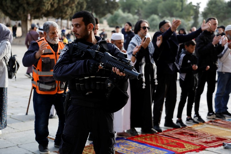 Pengunjung Yahudi berjalan melewati orang-orang yang membaca Alquran, di kompleks Masjid Al-Aqsa, yang dikenal umat Islam sebagai Tempat Suci Mulia dan bagi orang Yahudi sebagai Temple Mount, sementara ketegangan muncul selama bentrokan di Kota Tua Yerusalem, 9 April 2023. Pengunjung Yahudi berjalan melewati orang-orang yang membaca Alquran, di kompleks Masjid Al-Aqsa, yang dikenal umat Islam sebagai Tempat Suci Mulia dan bagi orang Yahudi sebagai Temple Mount, sementara ketegangan muncul selama bentrokan di Kota Tua Yerusalem, 9 April 2023. (REUTERS/Ammar Awad)