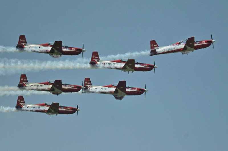 Tim Aerobatik Jupiter Indonesia tampil memeriahkan HUT ke-77 TNI AU di Bandara Halim Perdanakusuma Jakarta pada 9 April 2023. Tim Aerobatik Jupiter Indonesia tampil memeriahkan HUT ke-77 TNI AU di Bandara Halim Perdanakusuma Jakarta pada 9 April 2023. (ADEK BERRY/AFP via Getty Images)