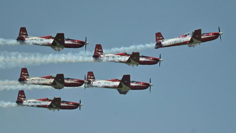 Tim Aerobatik Jupiter Indonesia tampil memeriahkan HUT ke-77 TNI AU di Bandara Halim Perdanakusuma Jakarta pada 9 April 2023. (ADEK BERRY/AFP via Getty Images)