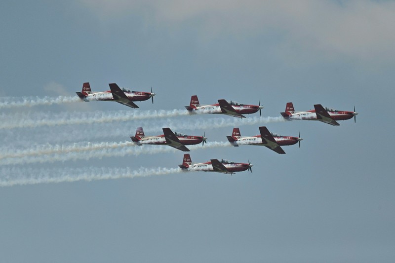 Tim Aerobatik Jupiter Indonesia tampil memeriahkan HUT ke-77 TNI AU di Bandara Halim Perdanakusuma Jakarta pada 9 April 2023. Tim Aerobatik Jupiter Indonesia tampil memeriahkan HUT ke-77 TNI AU di Bandara Halim Perdanakusuma Jakarta pada 9 April 2023. (ADEK BERRY/AFP via Getty Images)