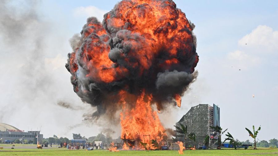 TNI AU melakukan simulasi perang dalam rangka HUT ke-77 TNI AU di Bandara Halim Perdanakusuma Jakarta pada 9 April 2023. (ADEK BERRY/AFP via Getty Images)