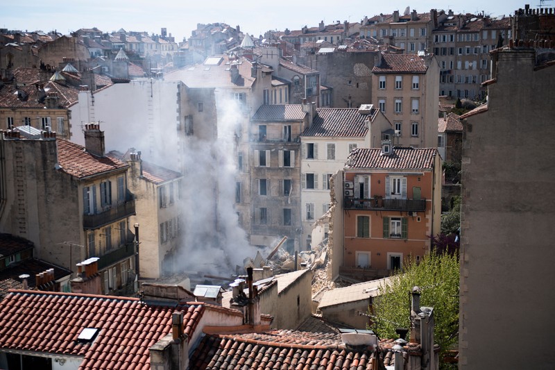 Foto ini menunjukkan puing-puing di 'rue Tivoli' setelah sebuah bangunan runtuh di jalan yang sama, di Marseille, Prancis selatan, pada 9 April 2023. - Sebuah gedung apartemen runtuh akibat ledakan nyata pada 9 April 2023 di kota Mediterania Prancis Marseille, melukai lima orang, dengan pihak berwenang memperingatkan hingga 10 korban mungkin berada di bawah puing-puing yang terbakar. (CLEMENT MAHOUDEAU/AFP via Getty Images)