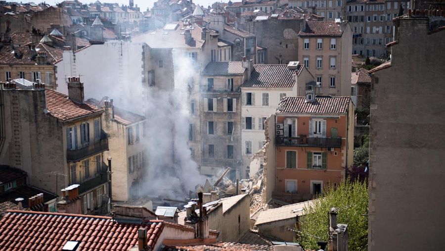 Foto ini menunjukkan puing-puing di 'rue Tivoli' setelah sebuah bangunan runtuh di jalan yang sama, di Marseille, Prancis selatan, pada 9 April 2023. - Sebuah gedung apartemen runtuh akibat ledakan nyata pada 9 April 2023 di kota Mediterania Prancis Marseille, melukai lima orang, dengan pihak berwenang memperingatkan hingga 10 korban mungkin berada di bawah puing-puing yang terbakar. (CLEMENT MAHOUDEAU/AFP via Getty Images)